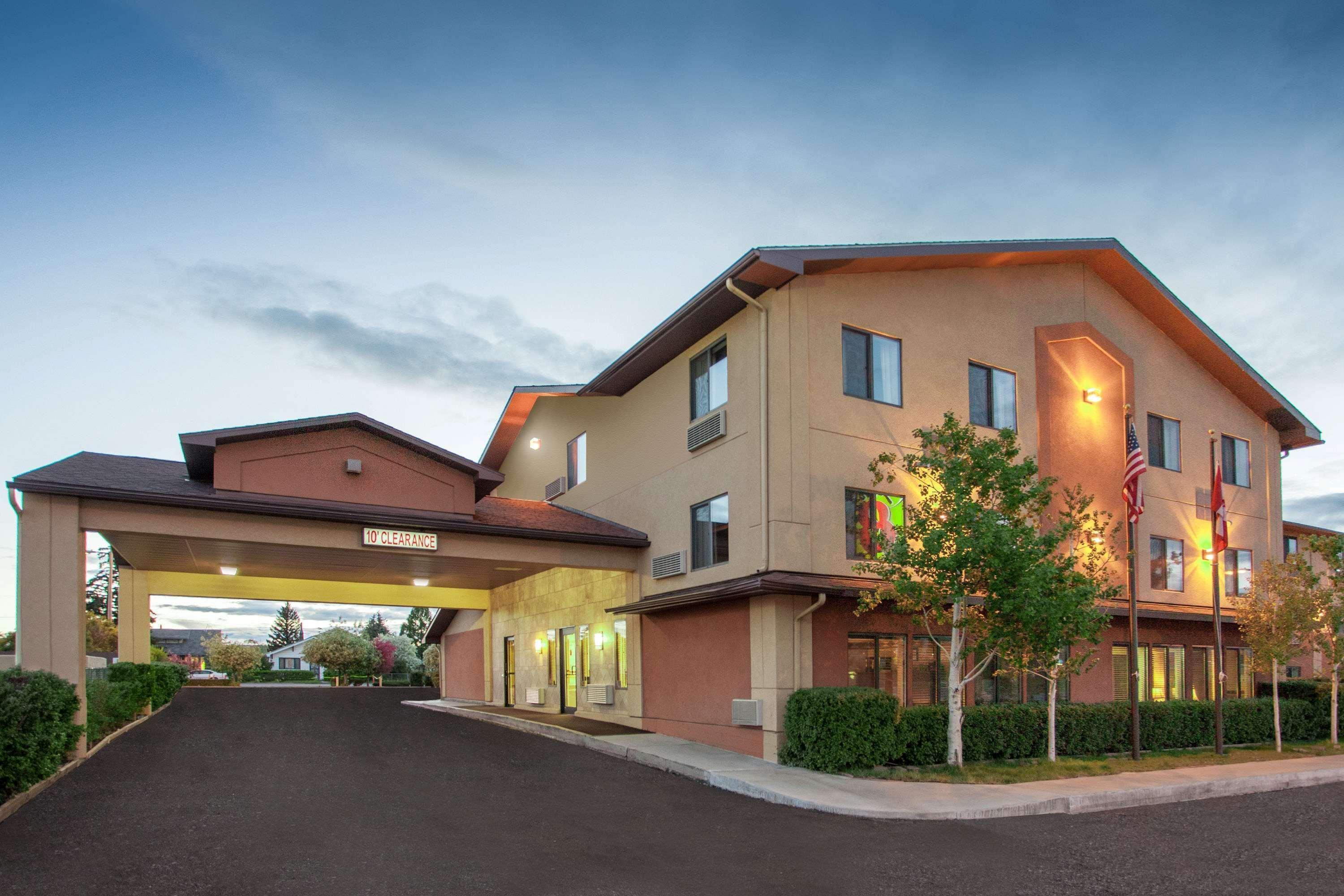 Super 8 By Wyndham Butte Mt Motel Exterior foto