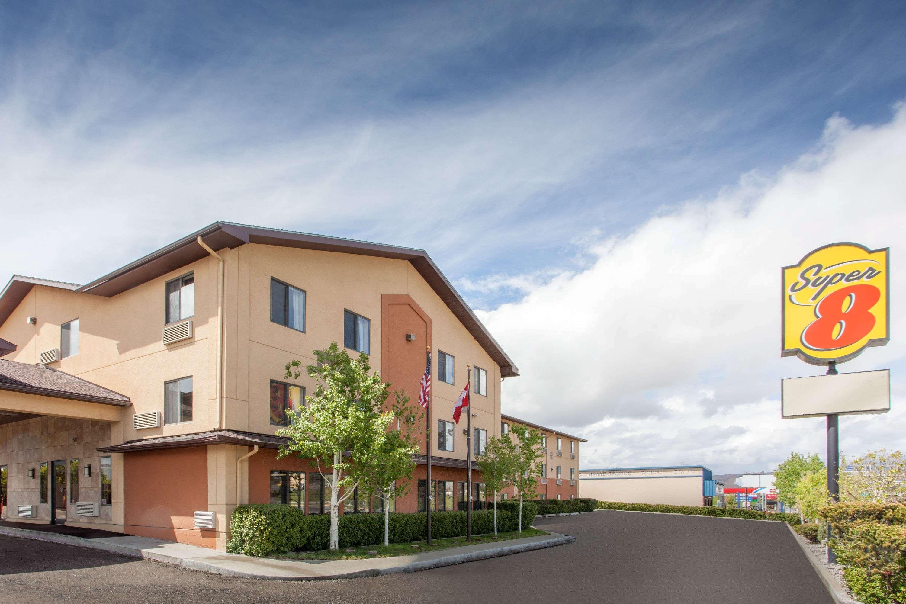 Super 8 By Wyndham Butte Mt Motel Exterior foto