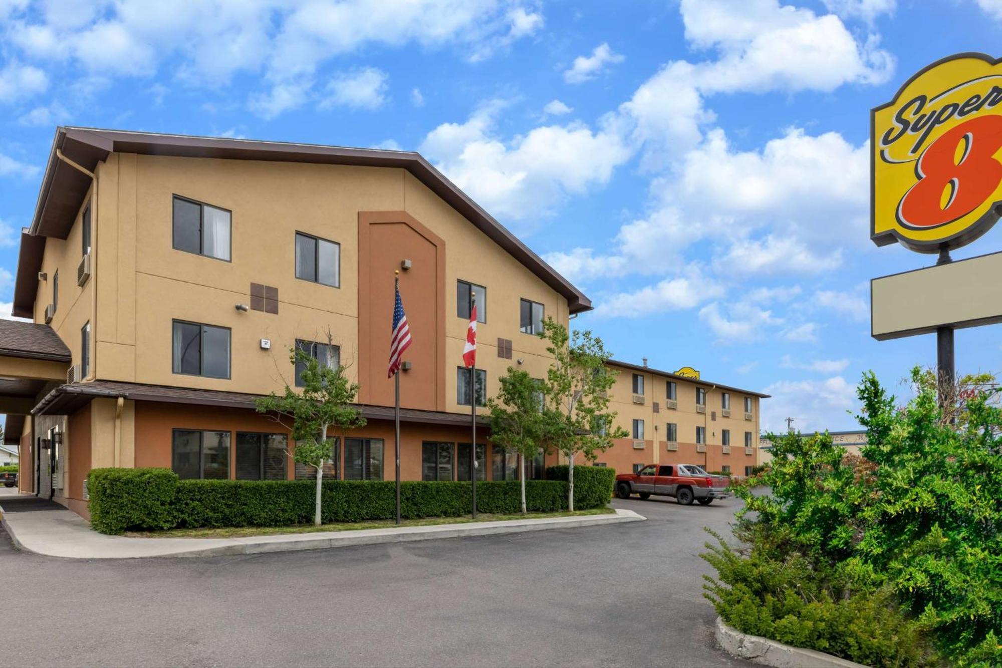 Super 8 By Wyndham Butte Mt Motel Exterior foto
